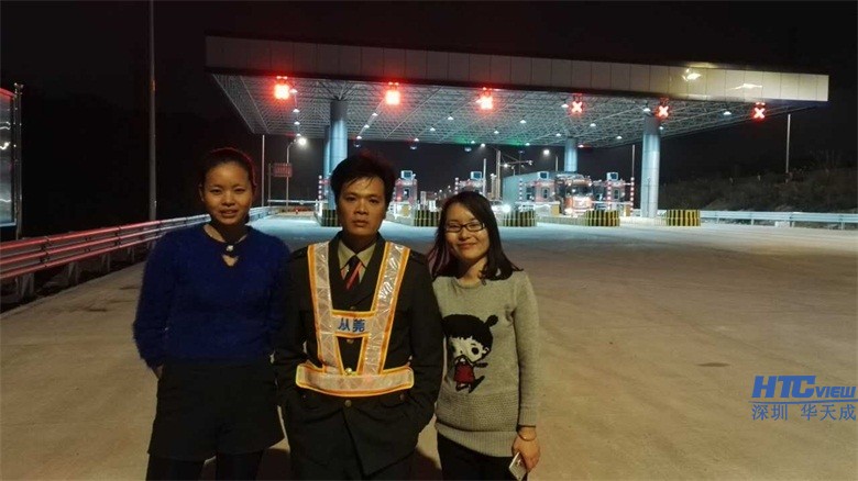 百乐博blb两大美女学习之余不忘与收费站班长交流合影 百乐博blb两大美女学习之余不忘与收费站班长交流合影