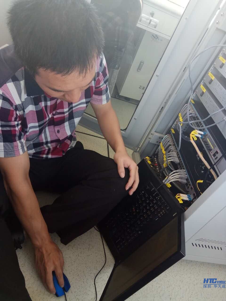 黄工正在调试主控机 黄工正在调试主控机